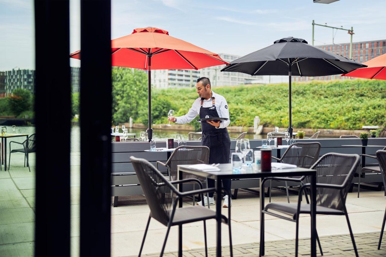 Inntel Hotels Amsterdam Landmark Exterior photo A waiter serving wine at a restaurant